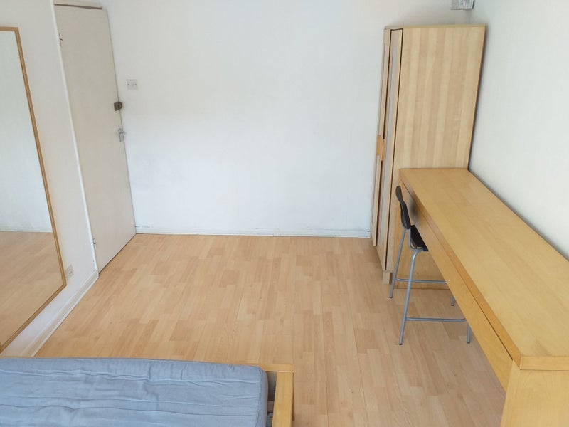 Room Hamlet Way in Greater London
