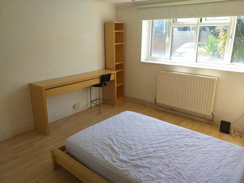 Room Hamlet Way in Greater London