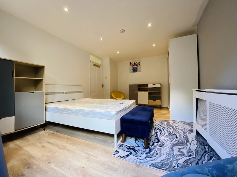 Room Heath Road in Greater London