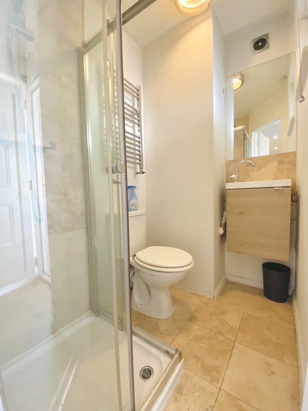 Room Heath Road in Greater London