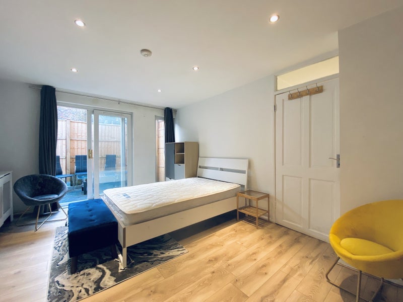 Room Heath Road in Greater London