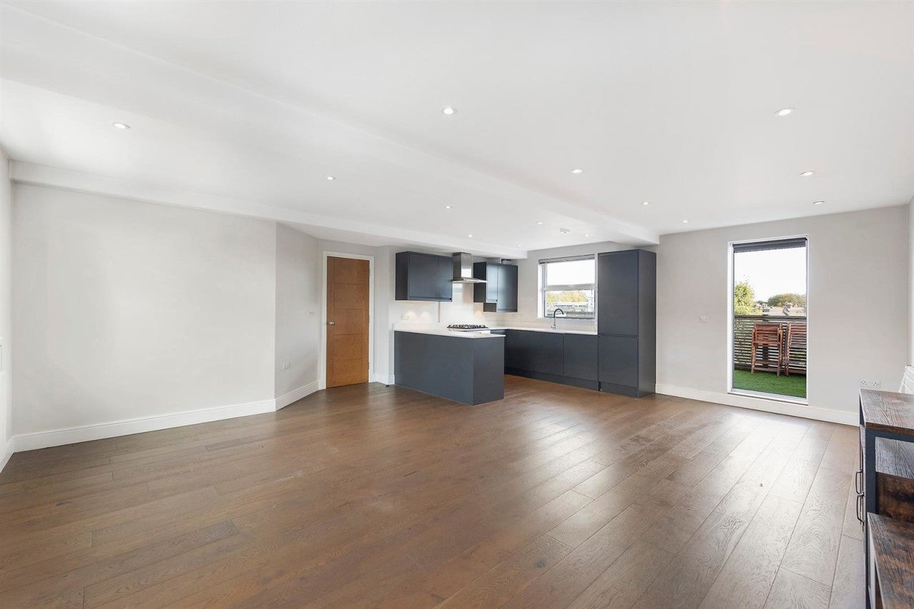 Flat Lordship Lane in Greater London