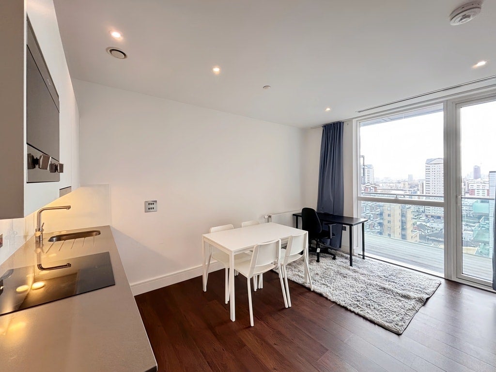 Flat Harbour Way in Greater London