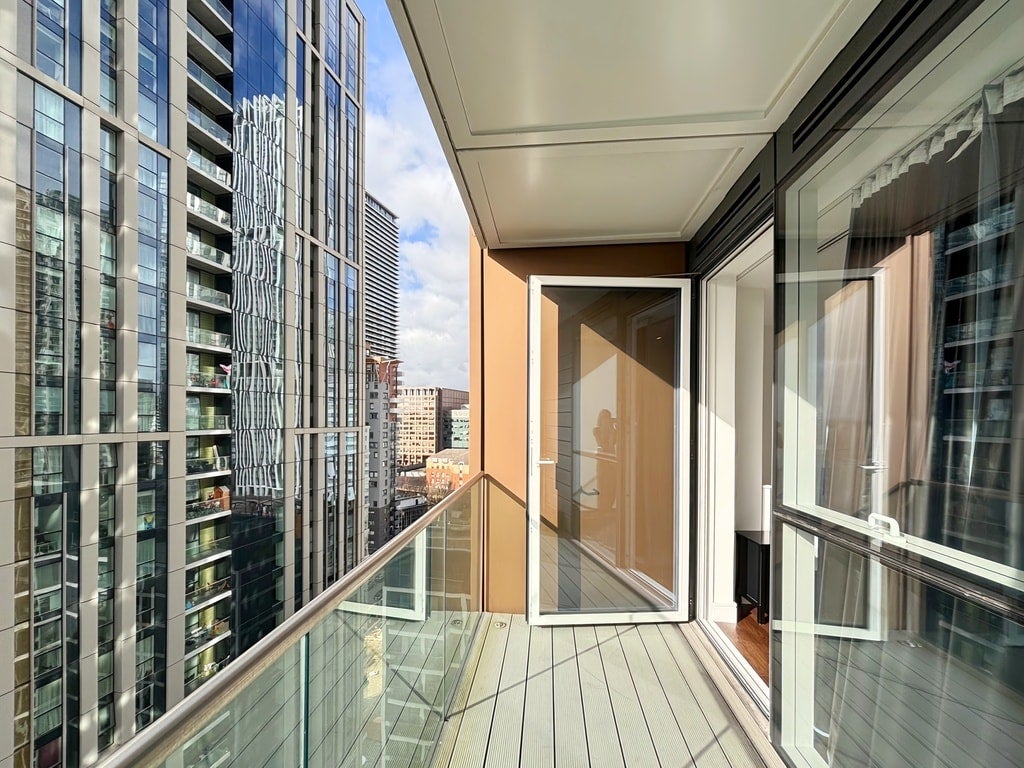 Flat Harbour Way in Greater London