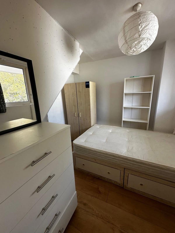 Room Bordon Walk in Greater London