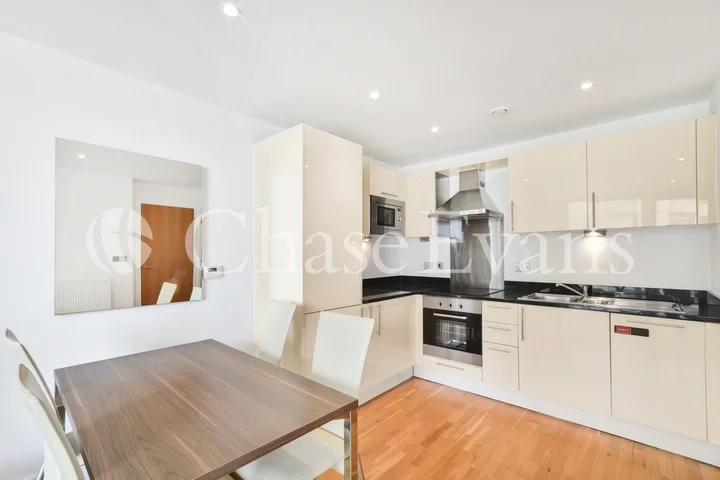 Flat Alpha Grove in Greater London