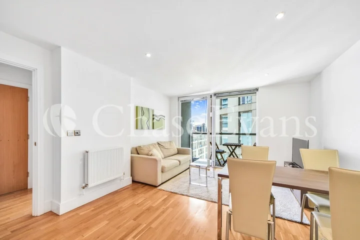 Flat Alpha Grove in Greater London