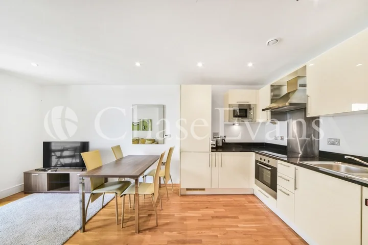 Flat Alpha Grove in Greater London