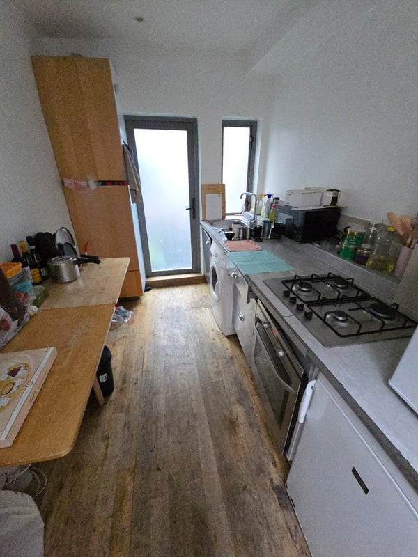Flat Cavell Street in Greater London
