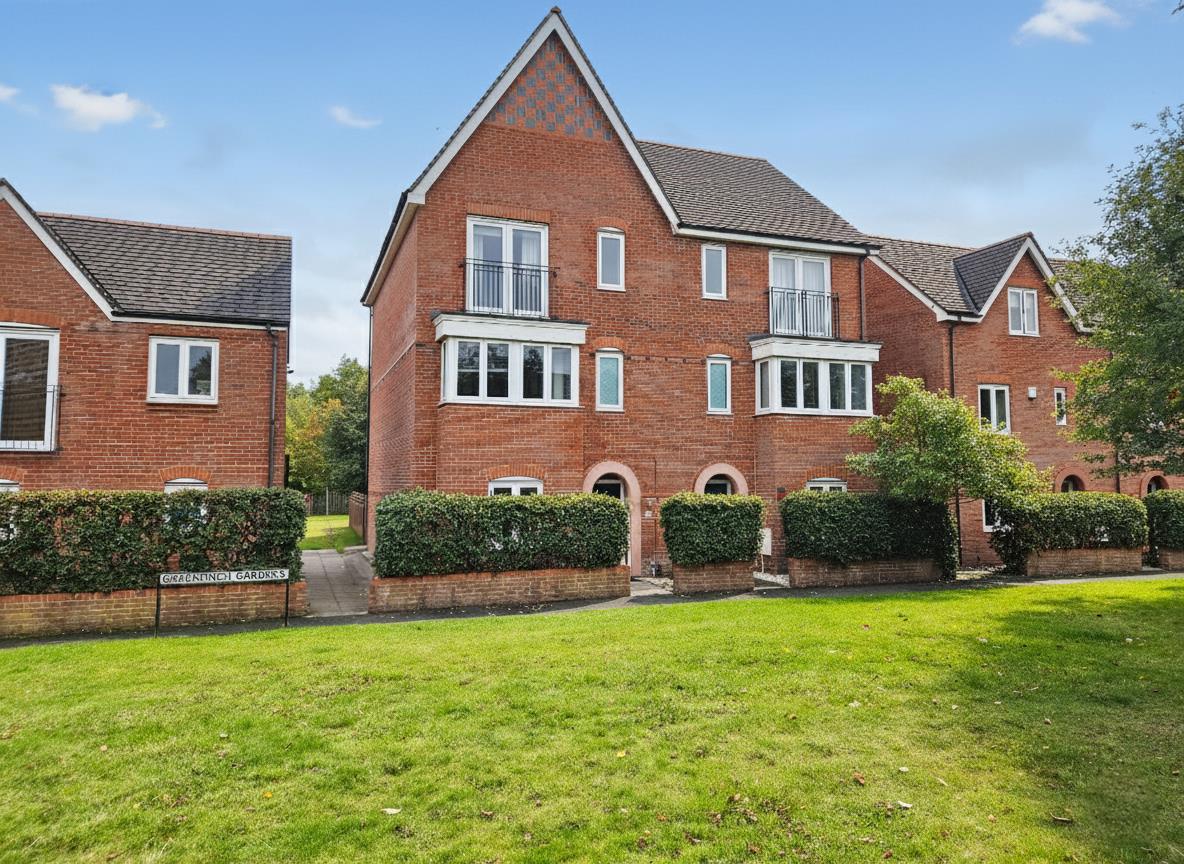 Flat Rosebeck Walk in Trafford