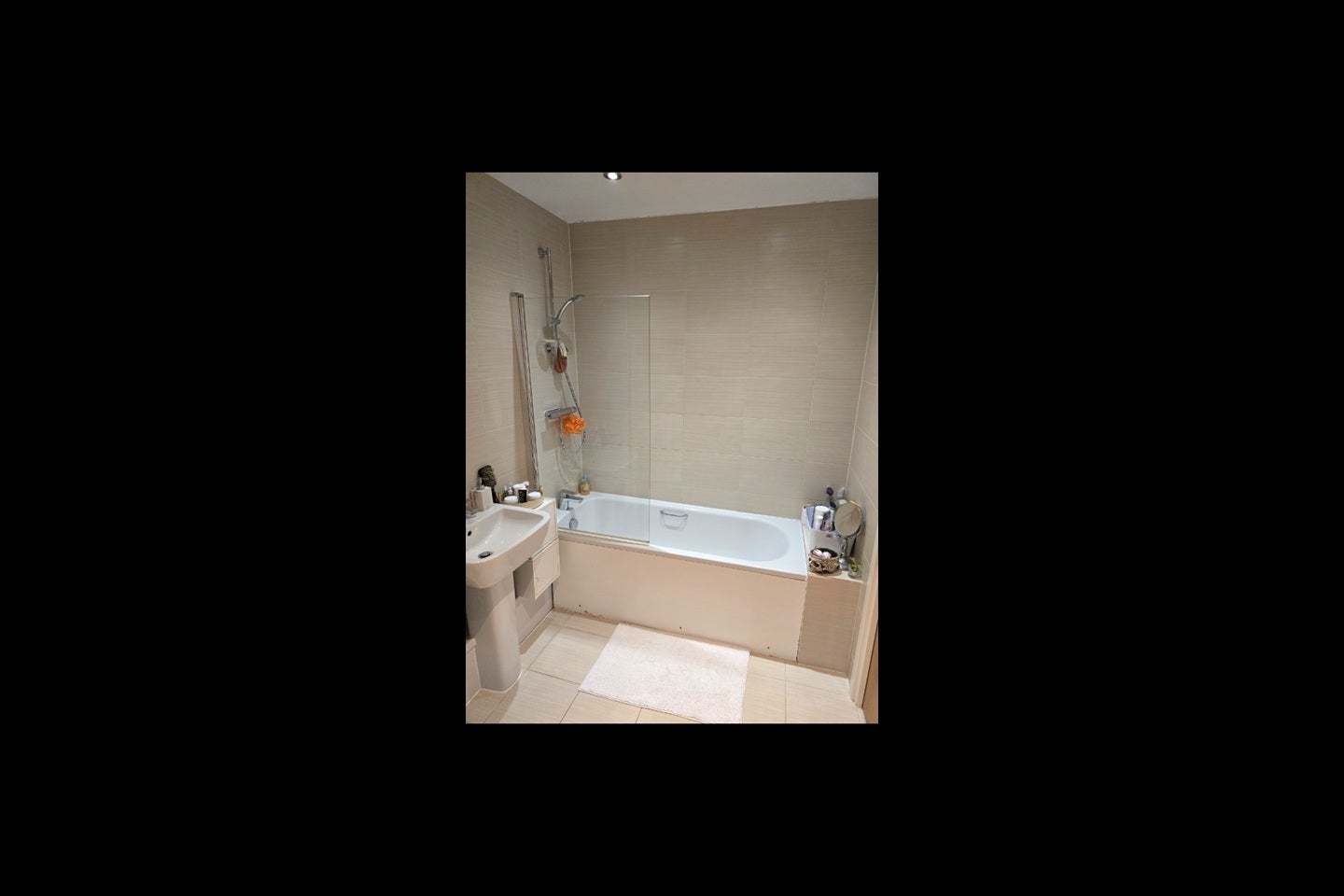 Room Chronicle Avenue in Greater London