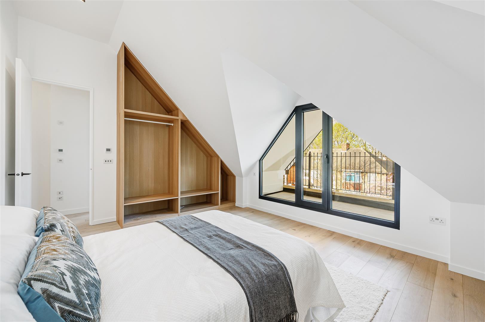 Flat Pierrepoint Road in Greater London