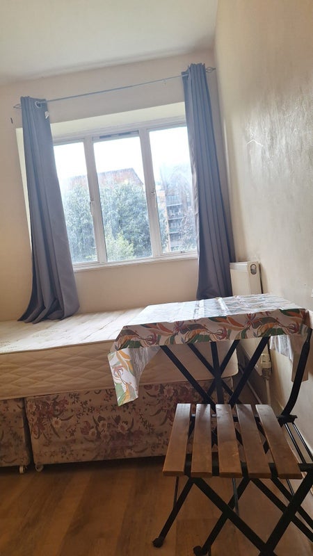 Room Stepney Way in Greater London