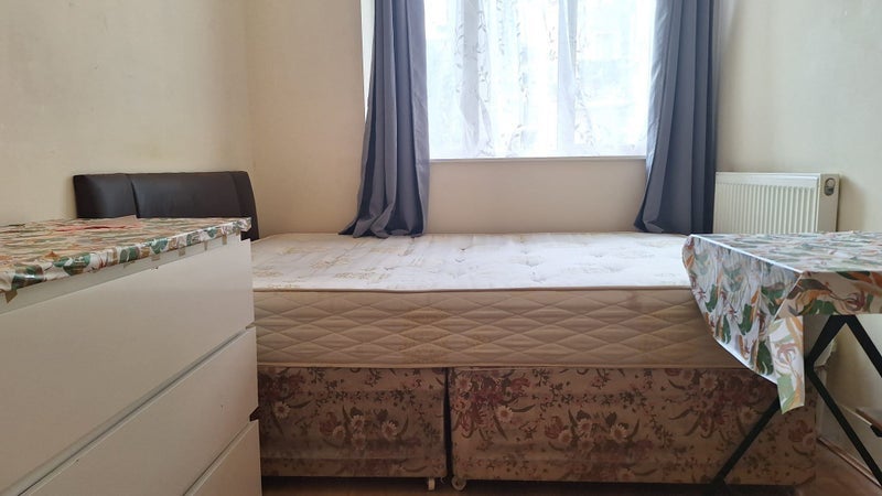 Room Stepney Way in Greater London