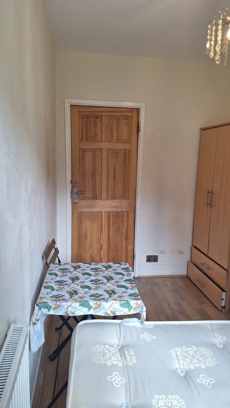 Room Stepney Way in Greater London