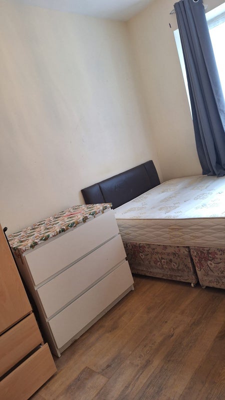 Room Stepney Way in Greater London