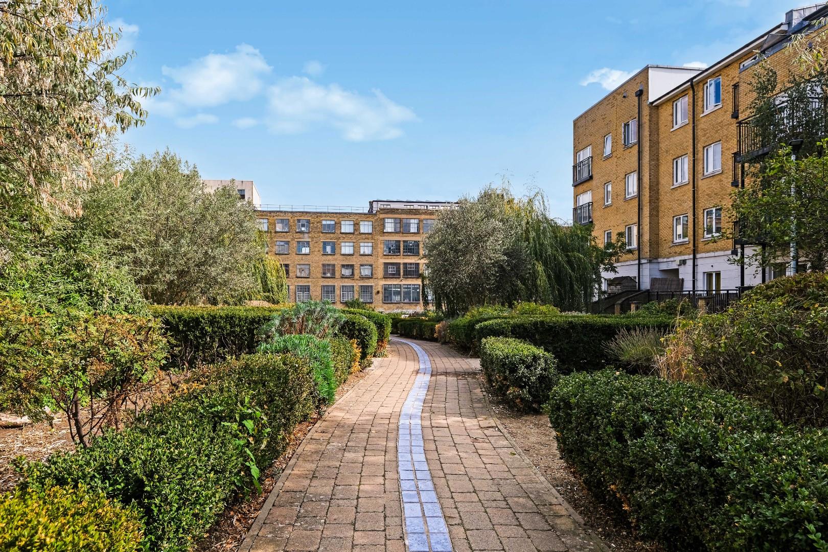 Flat Candle Street in Greater London