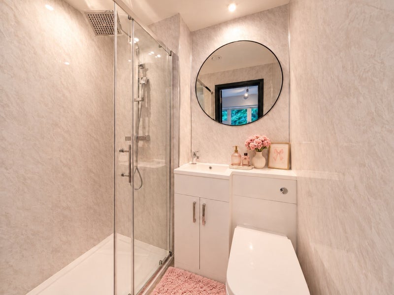 Room Winders Road in Greater London