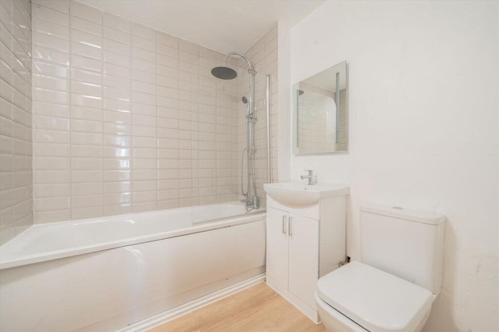 Flat Warwick Road in Greater London