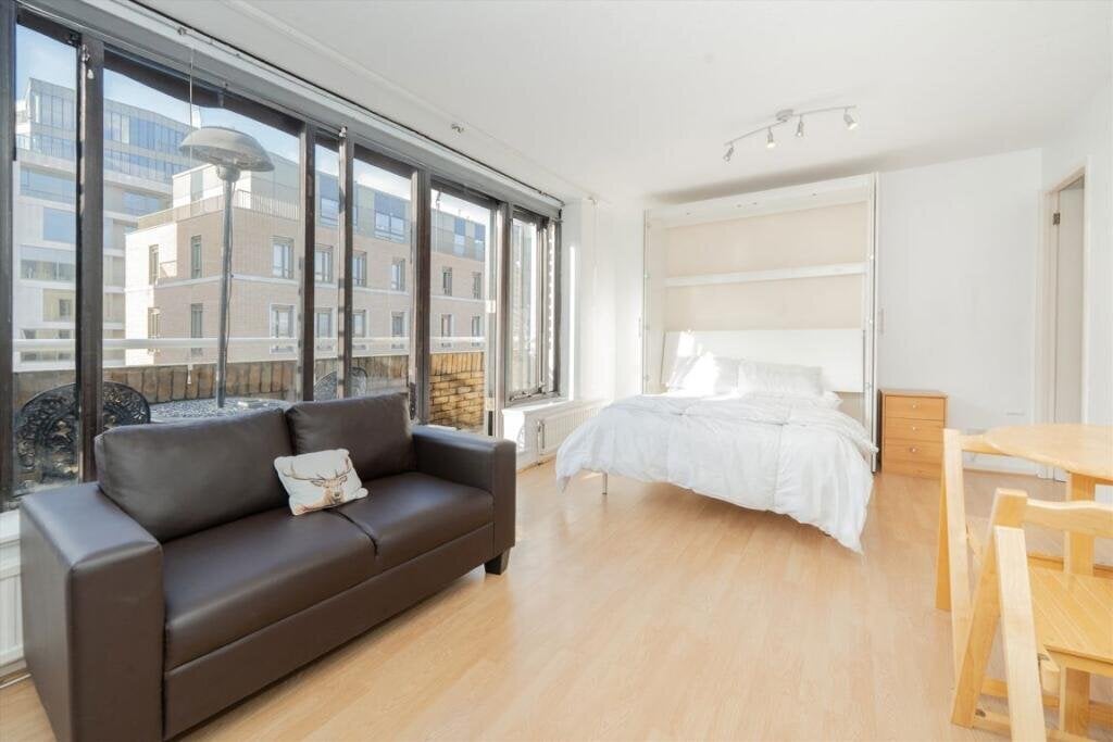 Flat Warwick Road in Greater London