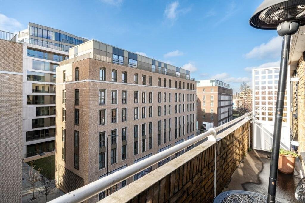 Flat Warwick Road in Greater London