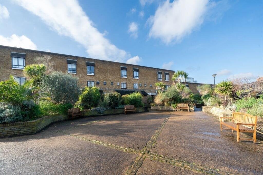 Flat Warwick Road in Greater London