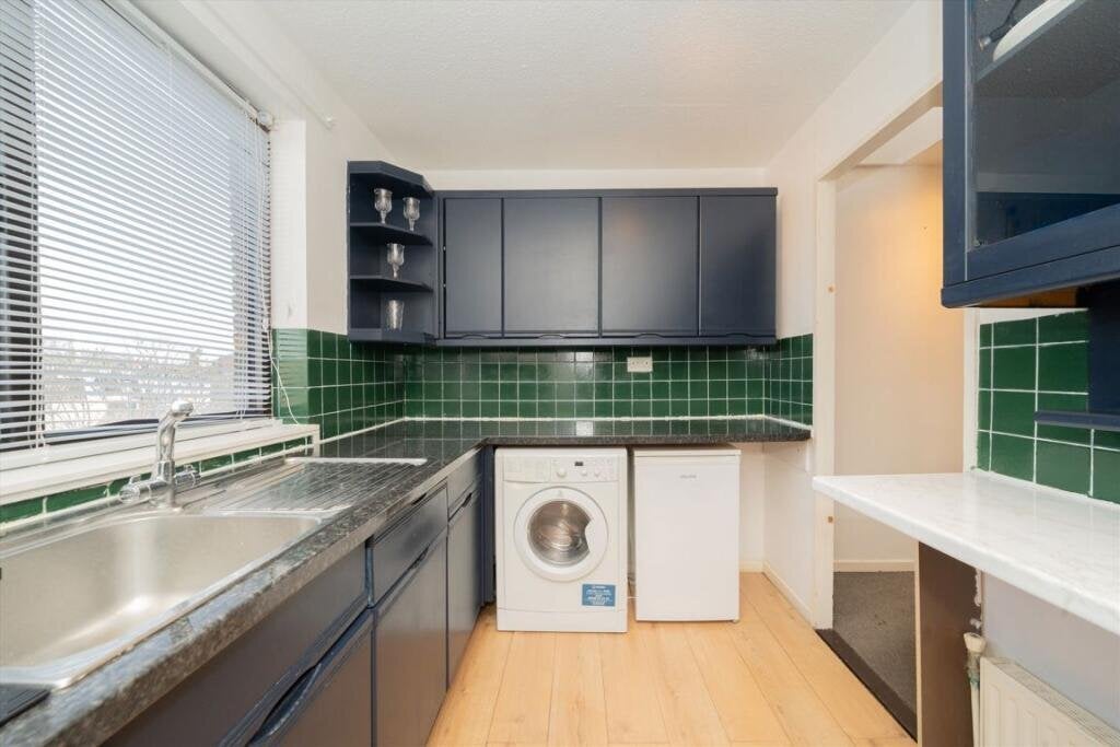 Flat Warwick Road in Greater London