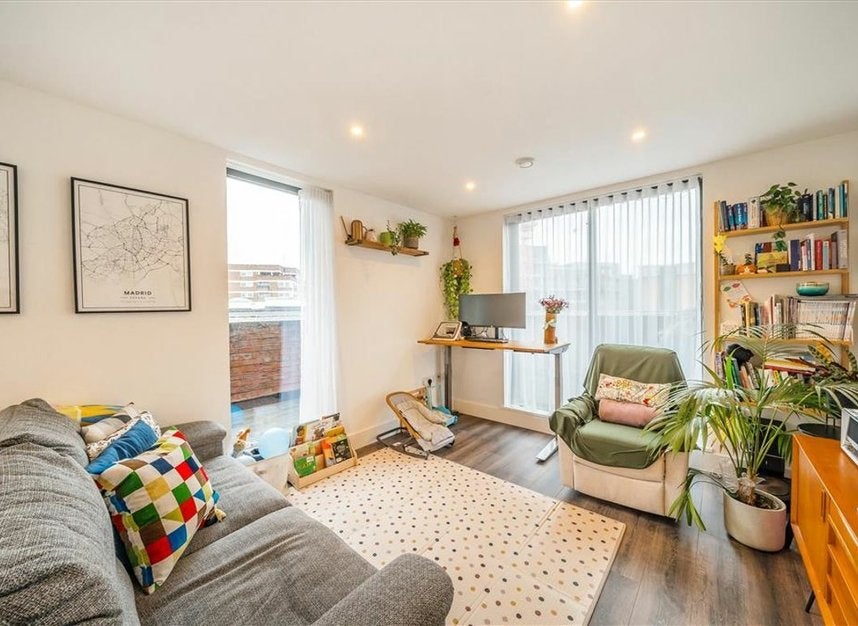 Flat Webber Street in Greater London