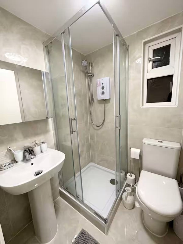 Room Lillie Road in Greater London