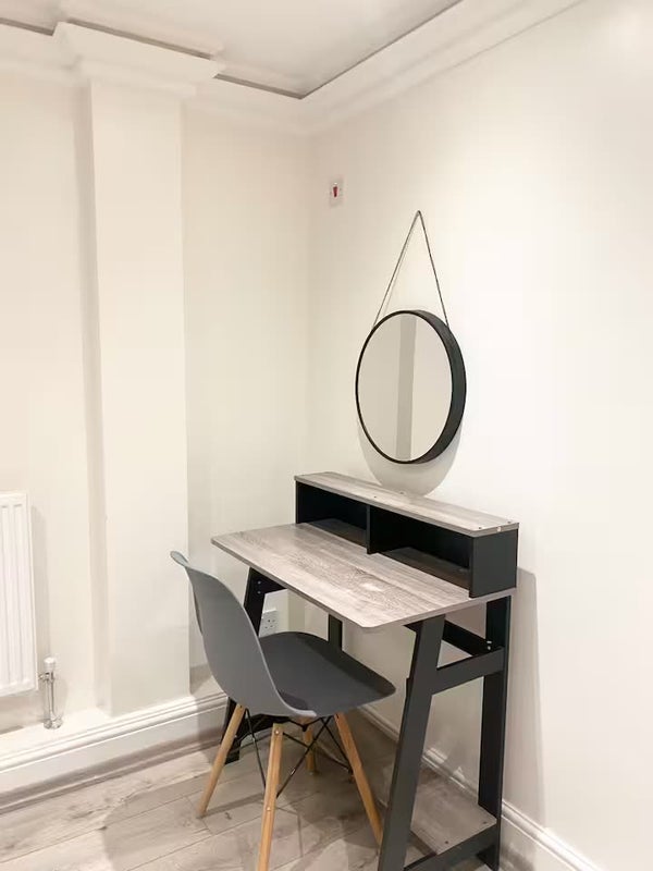 Room Lillie Road in Greater London