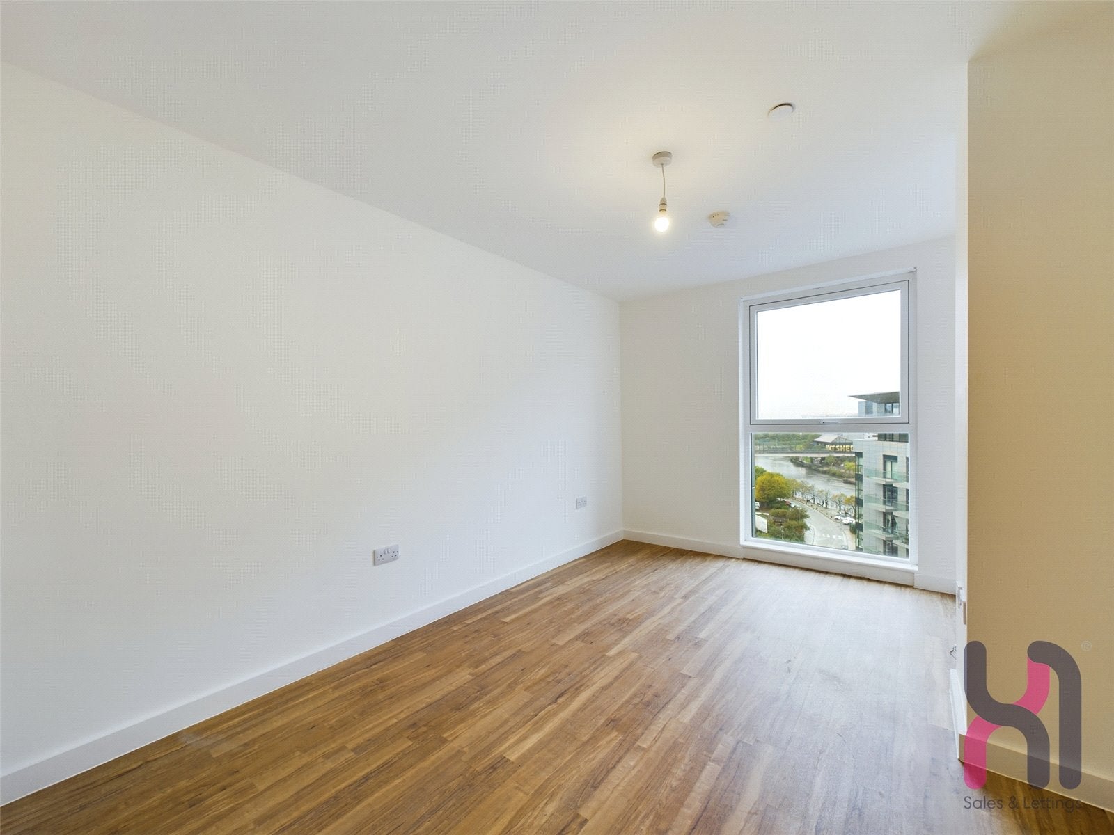 Flat Pomona Strand in Trafford