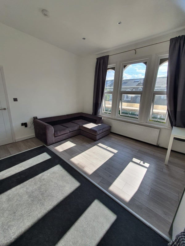 Flat Crofton Road in Greater London