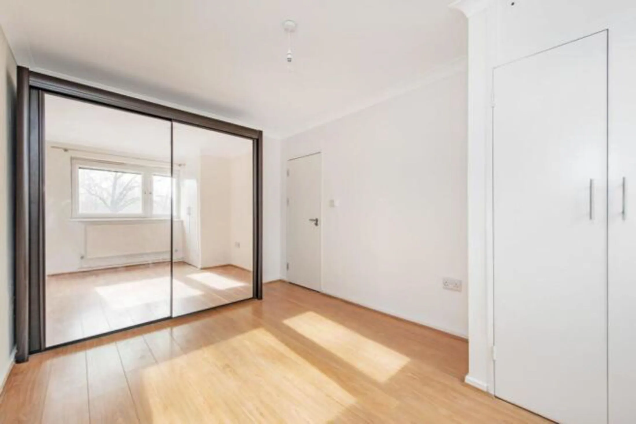 Flat Beaumont Square in Greater London