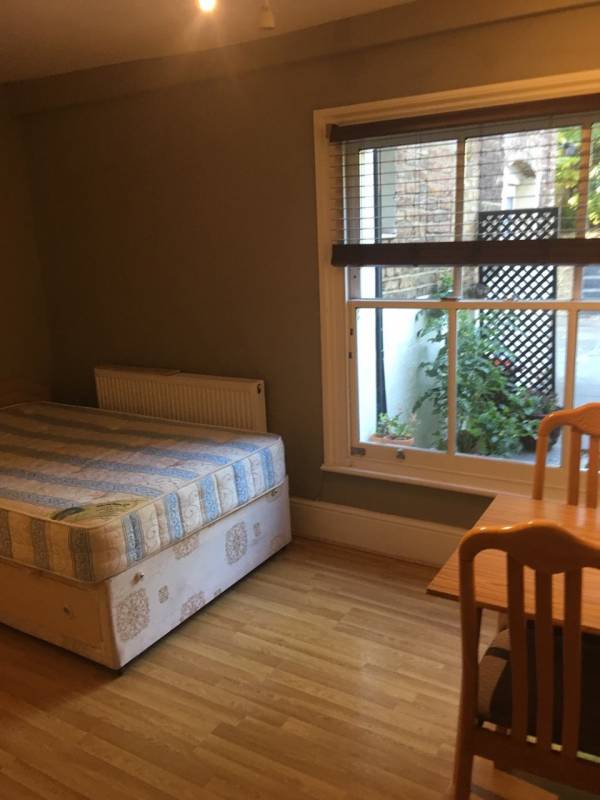 Flat Bedford Hill in Greater London