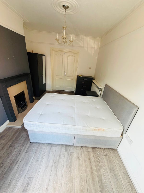 Room Violet Road in Litherland