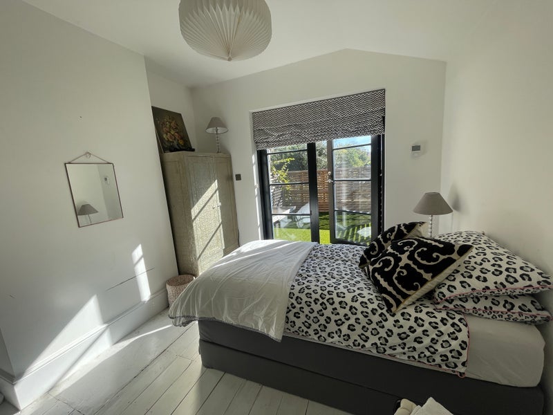 Room Macfarlane Road in Greater London