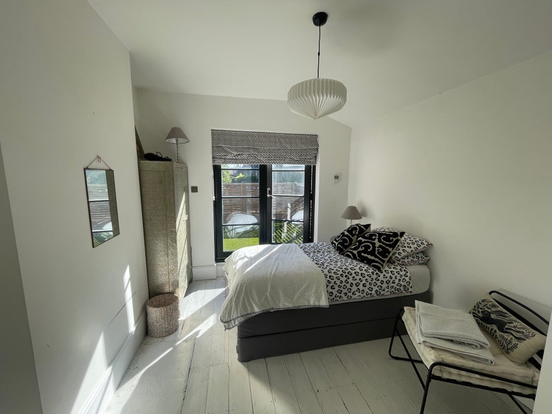 Room Macfarlane Road in Greater London