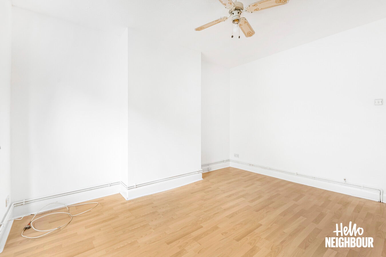 Flat Wychwood Avenue in Greater London