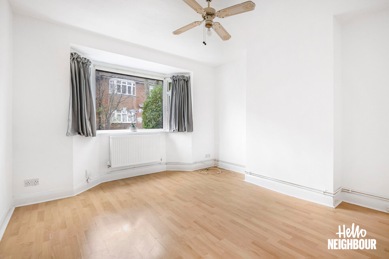 Flat Wychwood Avenue in Greater London