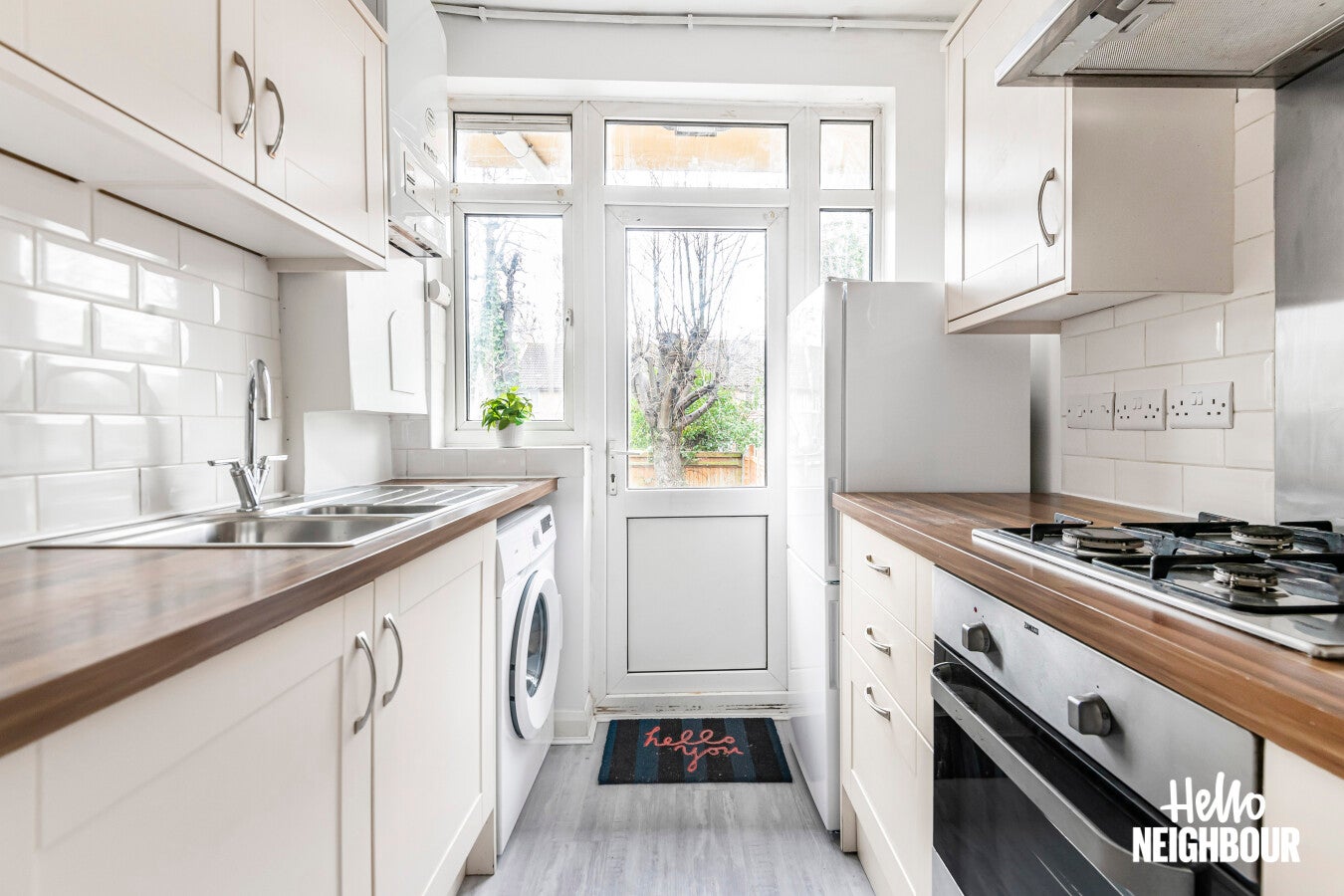 Flat Wychwood Avenue in Greater London