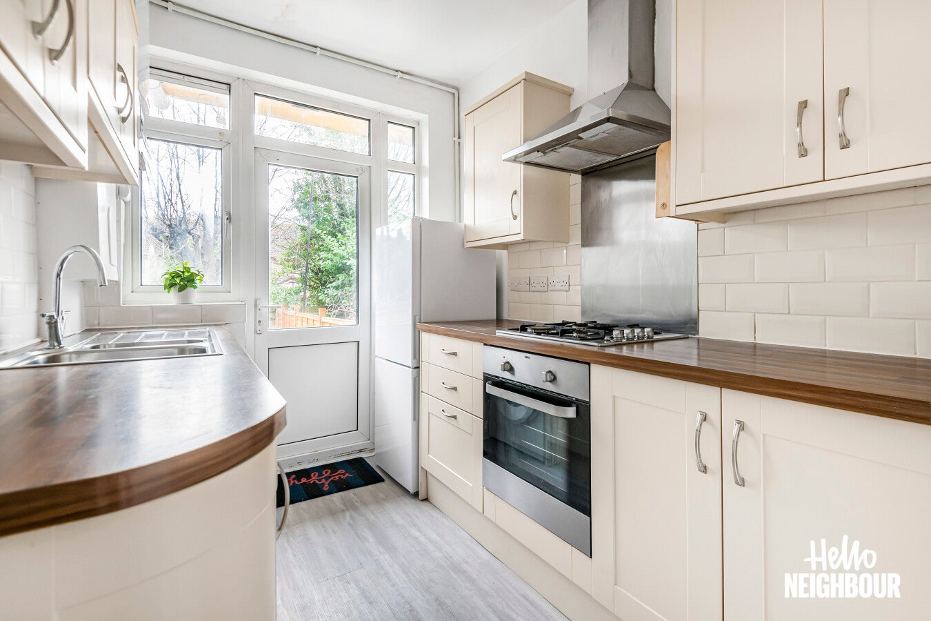 Flat Wychwood Avenue in Greater London