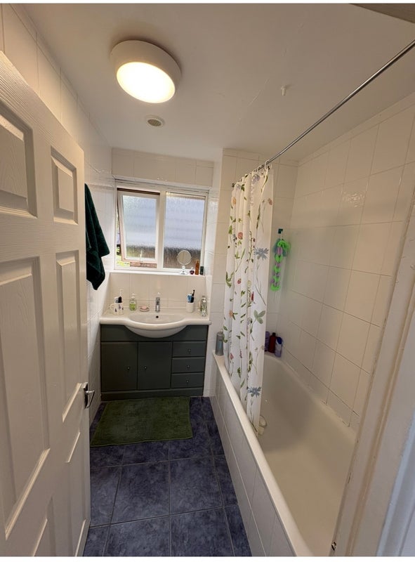 Room Sylvan Road in Greater London