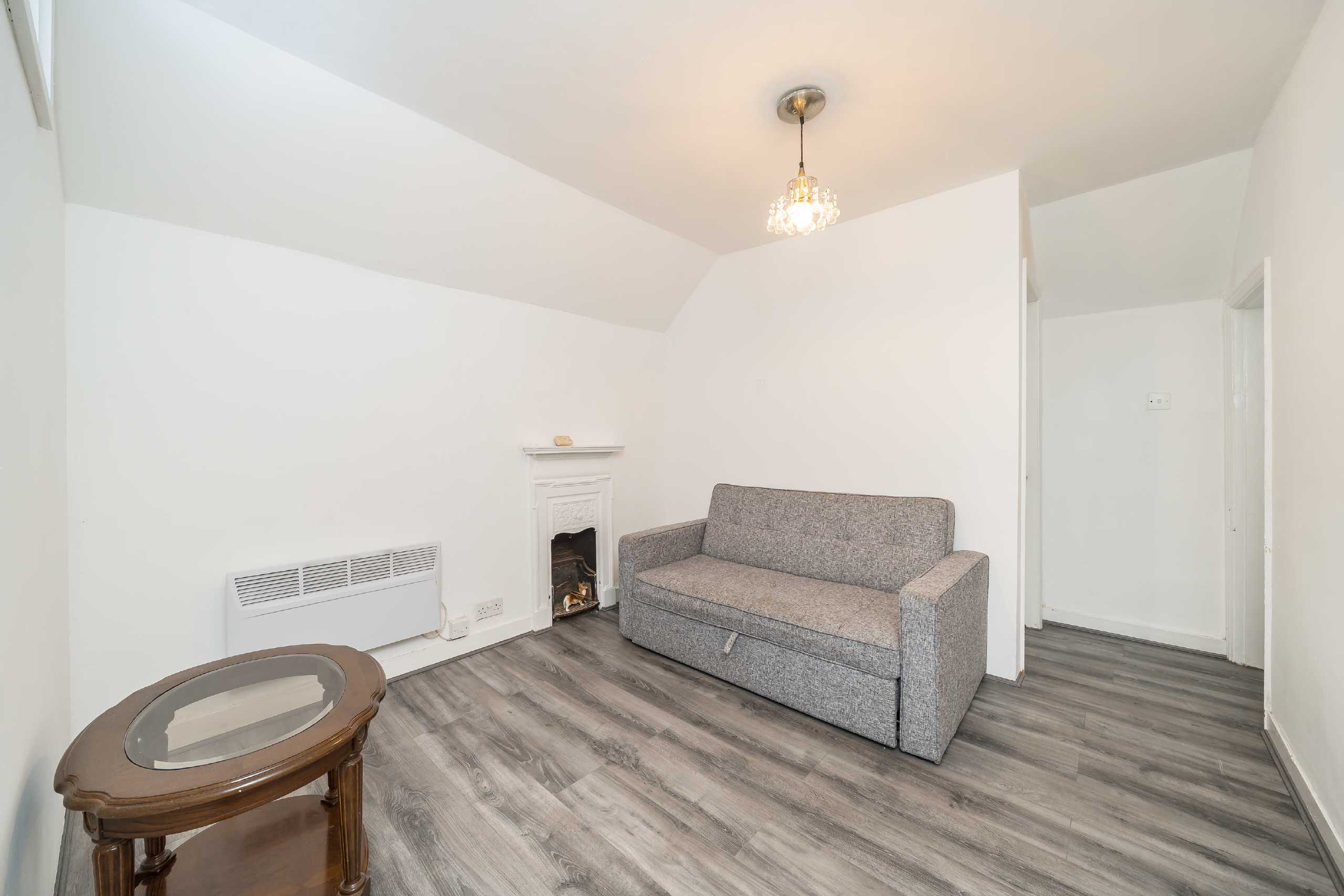 Flat Kingsmead Road in Greater London