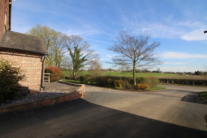 House Whites Lane in Weston
