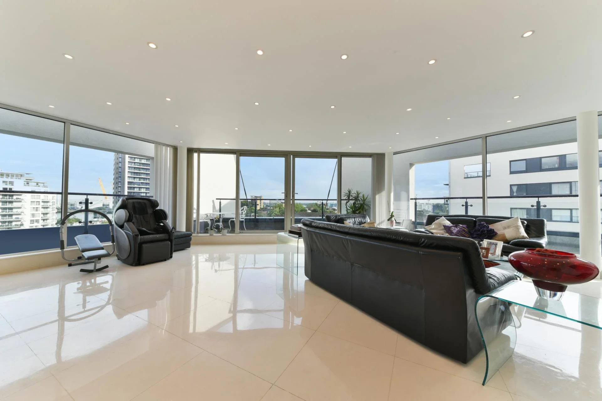 Flat Boardwalk Place in Greater London