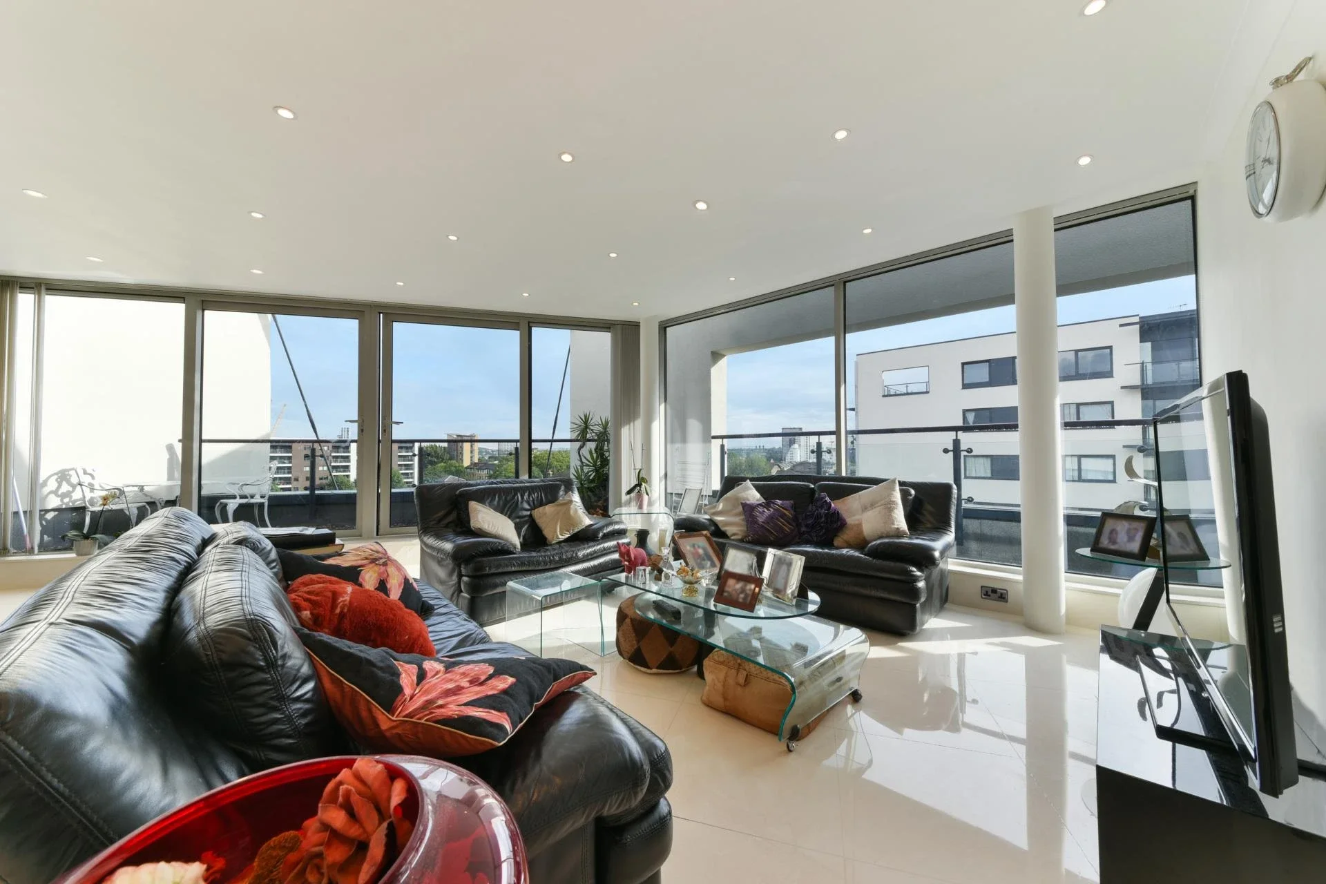 Flat Boardwalk Place in Greater London