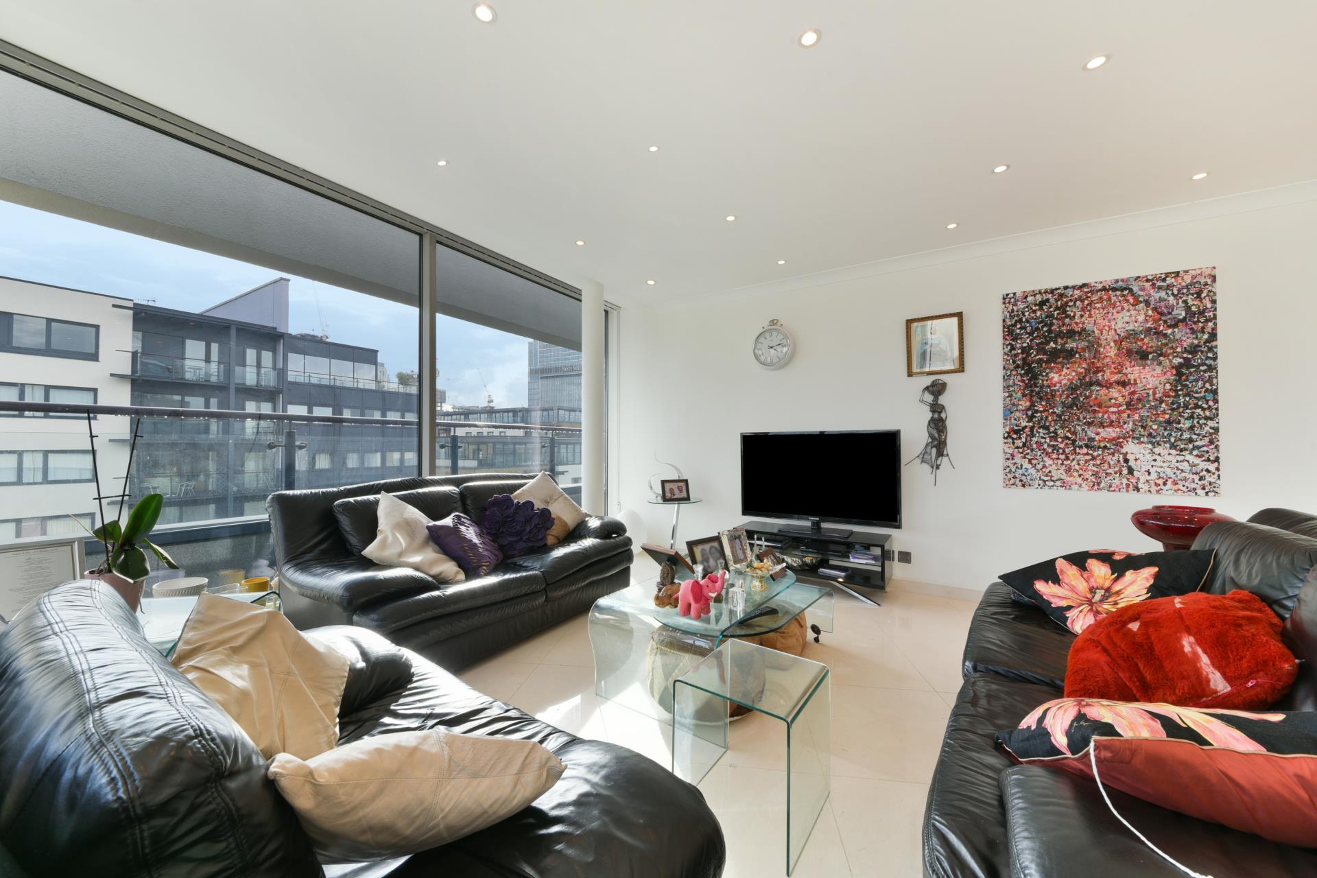 Flat Boardwalk Place in Greater London