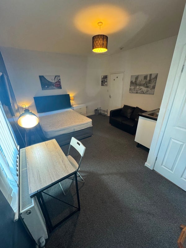 Room Bedford Road in Bootle