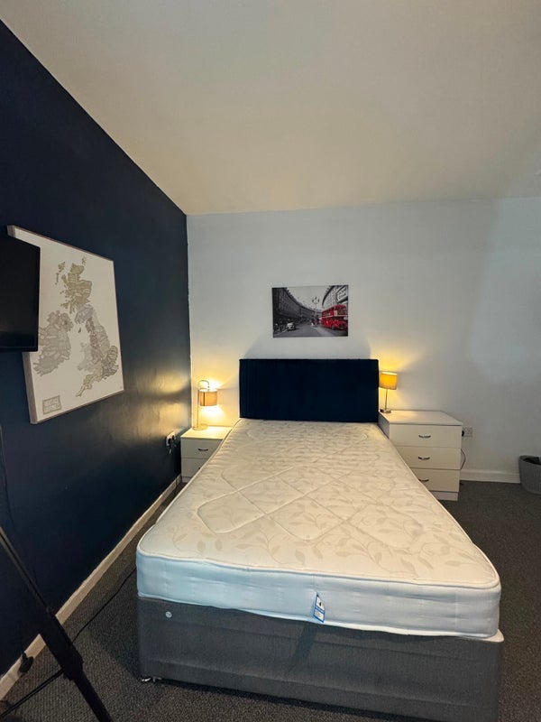 Room Bedford Road in Bootle