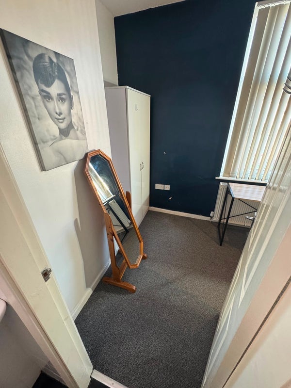 Room Bedford Road in Bootle